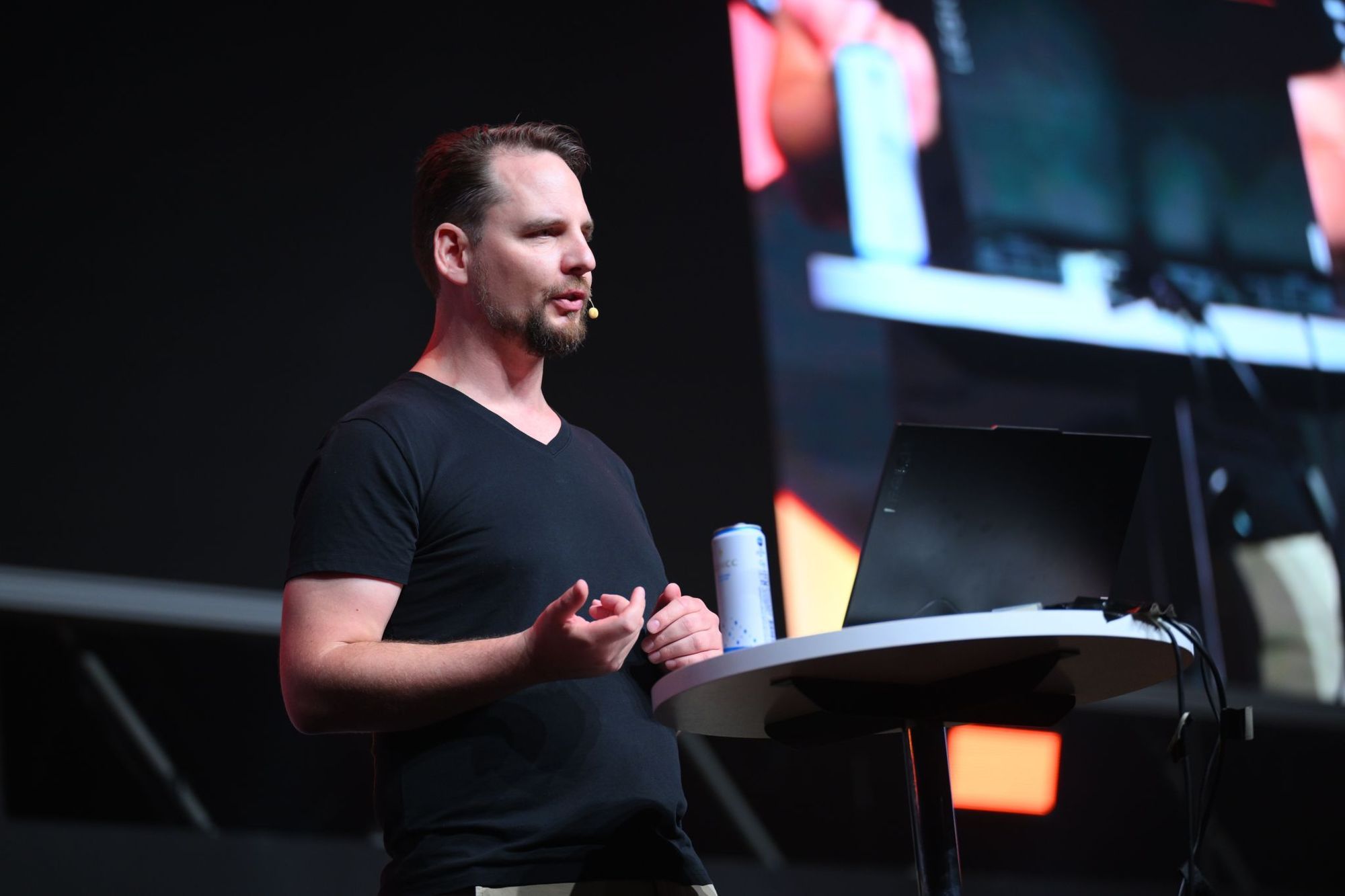 Konrad Gulla auf der Bühne der Techsauce in Bangkok