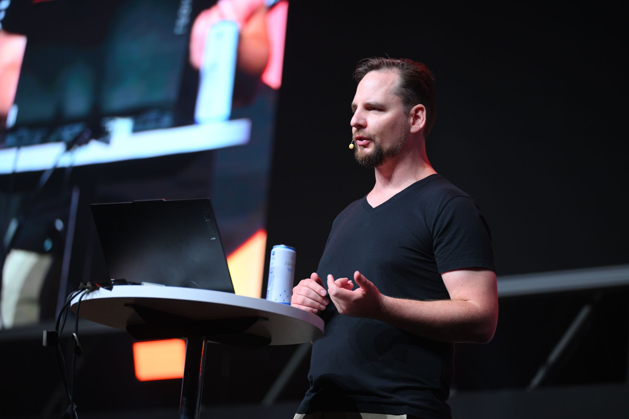 Keynote Speaker Konrad Gulla auf der Bühne